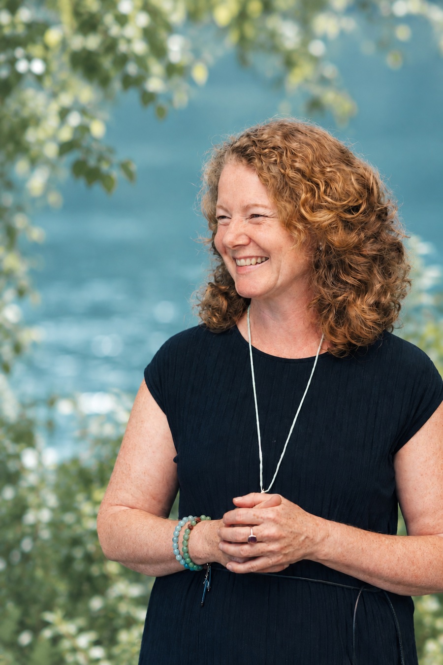 Ulrike Maria Ebli lachend am Wasser - Begleitung durch die 12-wöchige Deep Dive Transformationsreise