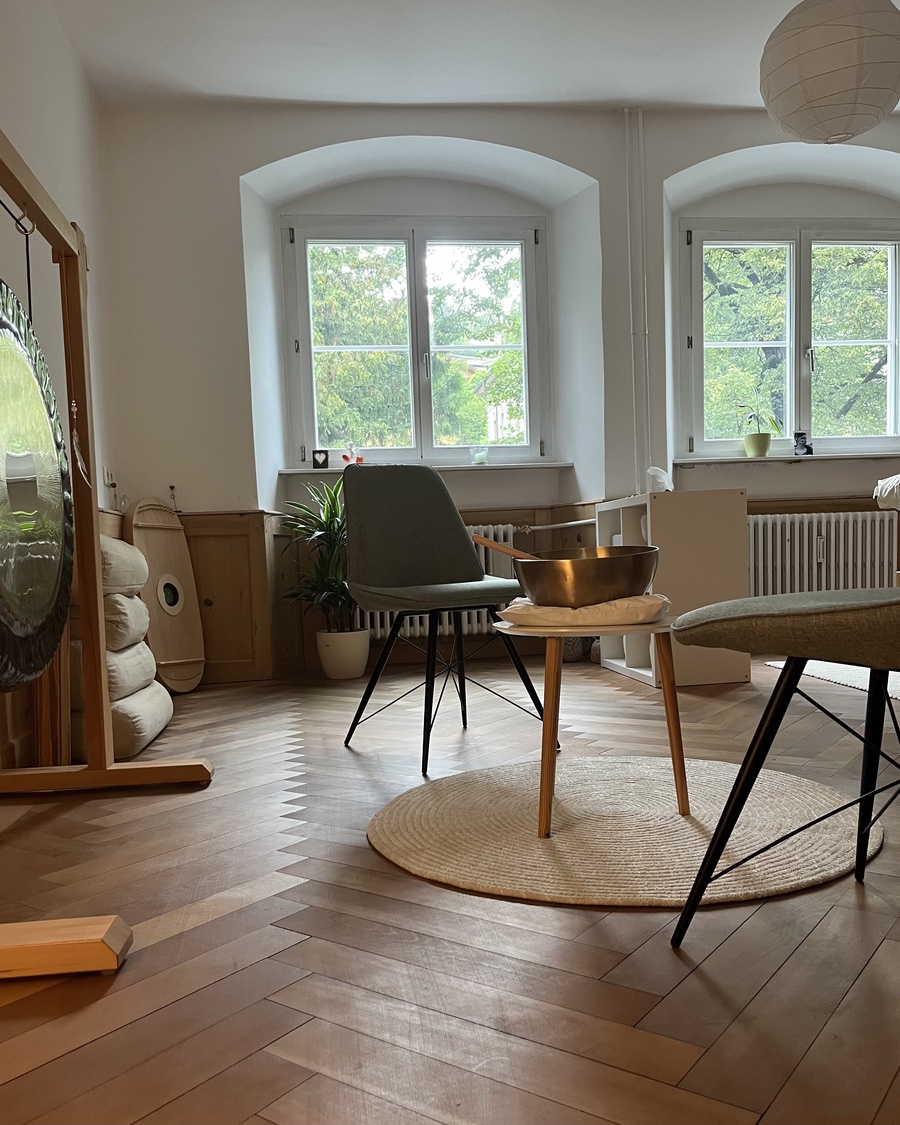 Praxisraum von Ulrike Maria Ebli in Feldkirch mit Gong und Klangschale