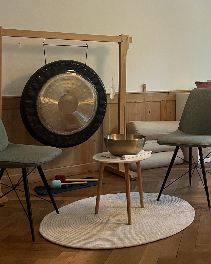 Gong, Klangschale und zwei Stühle - der Raum für Sound Healing